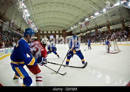 Ottobre 30, 2010 - Oxford, Ohio, Stati Uniti d'America - Miami (OH) Università del diritto in avanti Alden Hirschfeld (#23) e Lake Superior State University's Defenceman Zach Trotman (#4)e Lago Superior State University's Defenceman Matt Bruneteau (#27) si contendono il puck nel primo periodo di gioco alla Miami University di Steve Cady Arena all'Goggin Ice Center in Oxford Ohio, venerdì Foto Stock