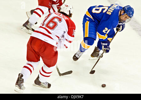 Ottobre 30, 2010 - Oxford, Ohio, Stati Uniti d'America - Miami (OH) dell'Università di avanzamento a sinistra Curtis McKenzie (#16) e Lake Superior State University di Avanti Domenic Monardo (#26) nel secondo periodo di gioco alla Miami University di Steve Cady Arena all'Goggin Ice Center in Oxford Ohio, serata di venerdì 30 ottobre, 2010. L'Università di Miami Redhawks sconfitto il lago superiore S Foto Stock