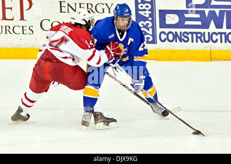 Ottobre 30, 2010 - Oxford, Ohio, Stati Uniti d'America - Miami (OH) Università del diritto Defenceman Vincent LoVerde (#14) e Lake Superior State University di Avanti Rick Schofield (#23) nel secondo periodo di gioco alla Miami University di Steve Cady Arena all'Goggin Ice Center in Oxford Ohio, serata di venerdì 30 ottobre, 2010. L'Università di Miami Redhawks sconfitto il lago Superio Foto Stock