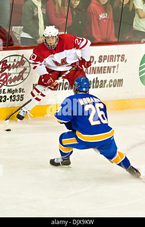 Ottobre 30, 2010 - Oxford, Ohio, Stati Uniti d'America - Miami (OH) Università del diritto in avanti Pat Cannone (#20) e Lake Superior State University di Avanti Domenic Monardo (#26) nel terzo periodo di gioco alla Miami University di Steve Cady Arena all'Goggin Ice Center in Oxford Ohio, serata di venerdì 30 ottobre, 2010. L'Università di Miami Redhawks sconfitto il Lago Superior membro Foto Stock