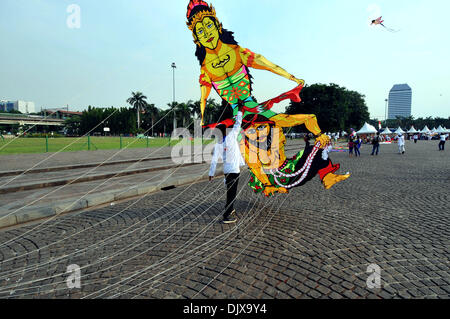 Jakarta, Indonesia. 1 dicembre, 2013. Un partecipante vola un aquilone durante il Jakarta International Kite Festival 2013 a Jakarta, Indonesia, nov. 30, 2013. La due giorni del festival ha aperto il sabato, con la partecipazione di 18 paesi e regioni. Credito: Agung Kuncahya B./Xinhua/Alamy Live News Foto Stock