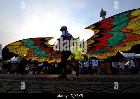 Jakarta, Indonesia. 1 dicembre, 2013. Un partecipante vola un aquilone durante il Jakarta International Kite Festival 2013 a Jakarta, Indonesia, nov. 30, 2013. La due giorni del festival ha aperto il sabato, con la partecipazione di 18 paesi e regioni. Credito: Agung Kuncahya B./Xinhua/Alamy Live News Foto Stock