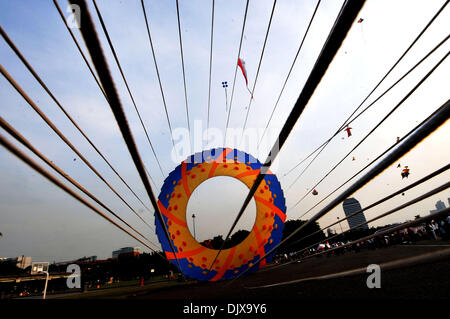 Jakarta, Indonesia. 1 dicembre, 2013. Il Jakarta International Kite Festival 2013 è aperta a Jakarta, Indonesia, nov. 30, 2013. La due giorni di festival è stato partecipato da 18 paesi e regioni. Credito: Agung Kuncahya B./Xinhua/Alamy Live News Foto Stock