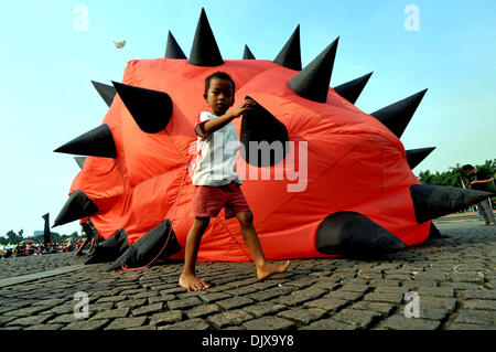 Jakarta, Indonesia. 1 dicembre, 2013. Un ragazzo cammina passato un aquilone durante il Jakarta International Kite Festival 2013 a Jakarta, Indonesia, nov. 30, 2013. La due giorni del festival ha aperto il sabato, con la partecipazione di 18 paesi e regioni. Credito: Agung Kuncahya B./Xinhua/Alamy Live News Foto Stock