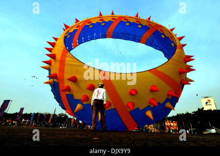 Jakarta, Indonesia. 1 dicembre, 2013. Un partecipante vola un aquilone durante il Jakarta International Kite Festival 2013 a Jakarta, Indonesia, nov. 30, 2013. La due giorni del festival ha aperto il sabato, con la partecipazione di 18 paesi e regioni. Credito: Agung Kuncahya B./Xinhua/Alamy Live News Foto Stock