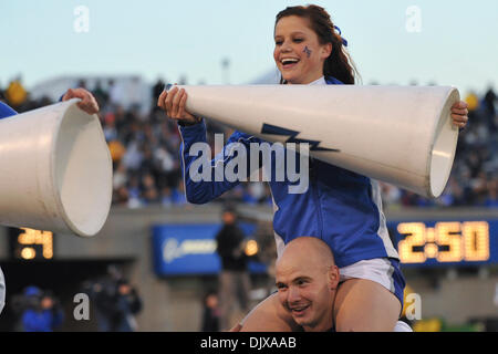 Ottobre 30, 2010 - Colorado Springs, Colorado, Stati Uniti d'America - Air Force cheerleaders ''fila la barca'' come #7 classificato Utah Utes sconfitto la Air Force Academy falchi 28-23 a Falcon Stadium. (Credito Immagine: © Andrew Fielding/Southcreek globale/ZUMApress.com) Foto Stock