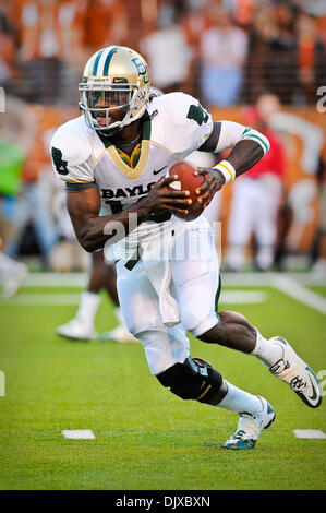 Ottobre 30, 2010 - Austin, Texas, Stati Uniti d'America - Baylor Bears quarterback Robert Griffin III (10) viene eseguito durante il gioco tra la University of Texas e della Baylor University. La porta ha sconfitto i giocatori del Longhorn 30-22. (Credito Immagine: © Jerome Miron/Southcreek globale/ZUMApress.com) Foto Stock