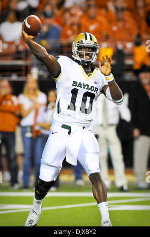 Ottobre 30, 2010 - Austin, Texas, Stati Uniti d'America - Baylor Bears quarterback Robert Griffin III (10) passa durante il gioco tra la University of Texas e della Baylor University. La porta ha sconfitto i giocatori del Longhorn 30-22. (Credito Immagine: © Jerome Miron/Southcreek globale/ZUMApress.com) Foto Stock