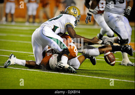 Ottobre 30, 2010 - Austin, Texas, Stati Uniti d'America - Baylor Bears quarterback Robert Griffin III (10) fumbles durante il gioco tra la University of Texas e della Baylor University. La porta ha sconfitto i giocatori del Longhorn 30-22. (Credito Immagine: © Jerome Miron/Southcreek globale/ZUMApress.com) Foto Stock