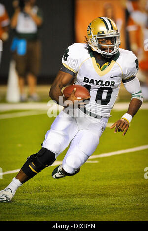 Ottobre 30, 2010 - Austin, Texas, Stati Uniti d'America - Baylor Bears quarterback Robert Griffin III (10) precipita durante il gioco tra la University of Texas e della Baylor University. La porta ha sconfitto i giocatori del Longhorn 30-22. (Credito Immagine: © Jerome Miron/Southcreek globale/ZUMApress.com) Foto Stock