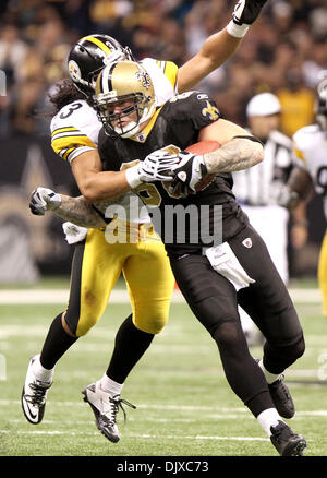 Oct 31, 2010 - New Orleans, Louisiana, Stati Uniti - NFL Football 2010 - Pittsburg Steeler Troy Polamalu affronta New Orleans Saint JEREMY SHOCKEY durante la stagione regolare giocare a New Orleans, Louisiana, il 31 ottobre 2010. I Santi battere lo Steelers 20 a 10. (Credito Immagine: © Dan Anderson/ZUMApress.com) Foto Stock