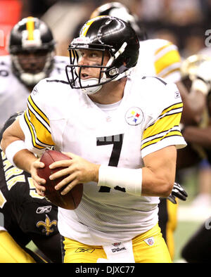 Oct 31, 2010 - New Orleans, Louisiana, Stati Uniti - NFL Football 2010 - Pittsburg Steelers quarterback Ben Roethlisberger si prepara a lanciare contro la New Orleans Saints durante la stagione regolare giocare a New Orleans, Louisiana, il 31 ottobre 2010. I Santi battere lo Steelers 20 a 10. (Credito Immagine: © Dan Anderson/ZUMApress.com) Foto Stock