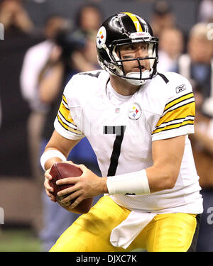Oct 31, 2010 - New Orleans, Louisiana, Stati Uniti - NFL Football 2010 - Pittsburg Steeler quarterback pronti a lanciare contro la New Orleans Saints Ben Roethlisberger durante la stagione regolare giocare a New Orleans, Louisiana, il 31 ottobre 2010. (Credito Immagine: © Dan Anderson/ZUMApress.com) Foto Stock