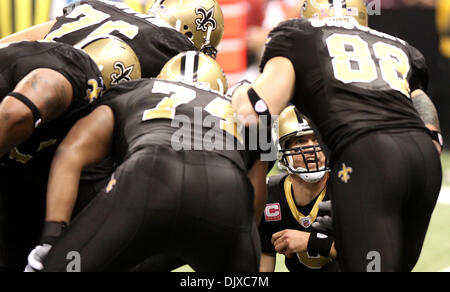 Oct 31, 2010 - New Orleans, Louisiana, Stati Uniti - NFL Football 2010 - New Orleans Saints quarterback DREW BREES parla ai suoi compagni di squadra prima di giocare contro i Pittsburg Steelers durante la stagione regolare giocare a New Orleans, Louisiana, il 31 ottobre 2010. (Credito Immagine: © Dan Anderson/ZUMApress.com) Foto Stock