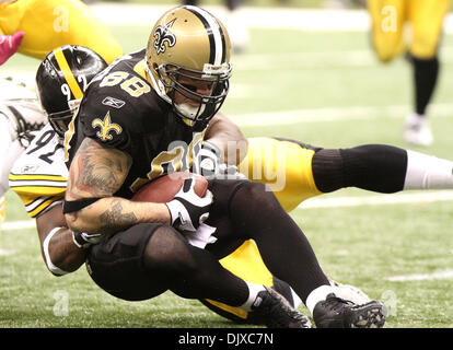 Oct 31, 2010 - New Orleans, Louisiana, Stati Uniti - NFL Football 2010 - New Orleans Saint JEREMY SHOCKEY è affrontato da Pittsburg Steeler James Harrison durante la stagione regolare giocare a New Orleans, Louisiana, il 31 ottobre 2010. (Credito Immagine: © Dan Anderson/ZUMApress.com) Foto Stock