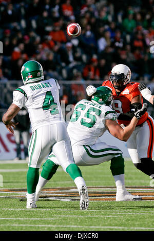 Ottobre 31, 2010 - Vancouver, British Columbia, Canada - Roughriders #4 QB Darian Durant passa la palla a centrocampo durante il gioco di domenica presso Empire field BC Lions portano il gioco al tempo di emisaturazione 13 a 3 (credito Immagine: © James Healey Southcreek/Global/ZUMApress.com) Foto Stock