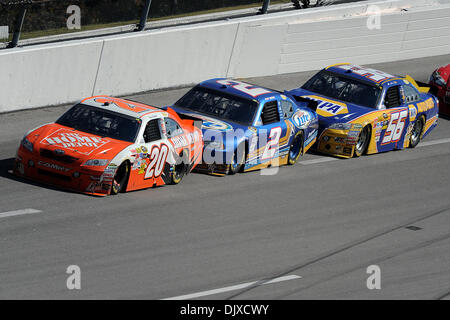 Ottobre 31, 2010 - Talladega Talladega, Stati Uniti d'America - Joey Logano , driver della Home Depot Toyota (20), Kurt Busch , conducente il funzionamento Home Front/Miller Lite Dodge (2), e Mike Bliss , conducente del prisma Motorsports Toyota (55), per stabilirsi in alcuni file singolo racing durante la Amp succo di energia 500 a Talladega Superspeedway di Talladega Alabama. (Credito mi Foto Stock