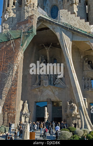 La facciata della Passione della Sagrada Familia di Barcellona Foto Stock