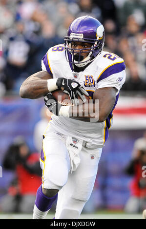 Ottobre 31, 2010 - Foxborough, Massachusetts, Stati Uniti d'America - Minnesota Vikings RB Adrian Peterson (28) porta la palla nel backfield. Il New England Patriots sconfiggere la Minnesota Vikings 28 - 18 a Gillette Stadium. (Credito Immagine: © Geoff Bolte/Southcreek globale/ZUMApress.com) Foto Stock