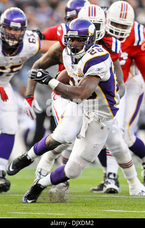 Ottobre 31, 2010 - Foxborough, Massachusetts, Stati Uniti d'America - Minnesota Vikings RB Adrian Peterson (28) in azione di gioco. Il Minnesota Vikings e il New England Patriots sono vincolati fino a 7 alla fine del primo semestre a Gillette Stadium. (Credito Immagine: © Geoff Bolte/Southcreek globale/ZUMApress.com) Foto Stock