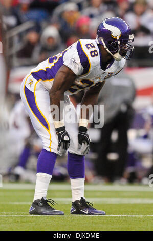 Ottobre 31, 2010 - Foxborough, Massachusetts, Stati Uniti d'America - Minnesota Vikings RB Adrian Peterson (28) in azione di gioco. Il Minnesota Vikings e il New England Patriots sono vincolati fino a 7 alla fine del primo semestre a Gillette Stadium. (Credito Immagine: © Geoff Bolte/Southcreek globale/ZUMApress.com) Foto Stock