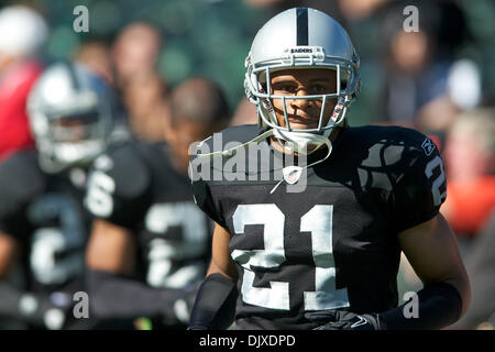 Ottobre 31, 2010 - Oakland, in California, Stati Uniti d'America - Oakland Raiders cornerback Nnamdi Asomugha (21) prende il campo prima che il gioco di NFL tra Oakland Raiders e il Seattle Seahawks a Oakland-Alameda County Coliseum. I raider instradato il Seahawks 33-3. (Credito Immagine: © Matt Cohen/Southcreek globale/ZUMApress.com) Foto Stock