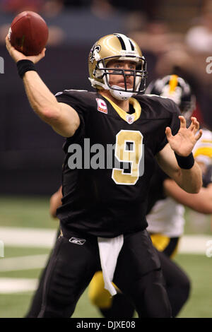 Oct 31, 2010: New Orleans Saints quarterback Drew Brees (9) lancia la palla durante l'azione di gioco tra New Orleans Saints e Pittsburgh Steelers presso la Louisiana Superdome di New Orleans, in Louisiana. I Santi hanno vinto 20-10. (Credito Immagine: © Donald pagina/Southcreek globale/ZUMApress.com) Foto Stock