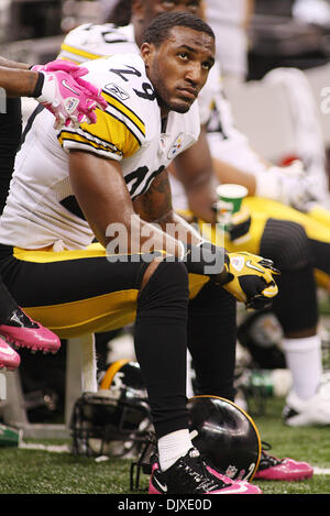 Oct 31, 2010: Pittsburgh Steelers safety Ryan Mundy (29) guarda verso il quadro di valutazione durante l'azione di gioco tra New Orleans Saints e Pittsburgh Steelers presso la Louisiana Superdome di New Orleans, in Louisiana. I Santi hanno vinto 20-10. (Credito Immagine: © Donald pagina/Southcreek globale/ZUMApress.com) Foto Stock