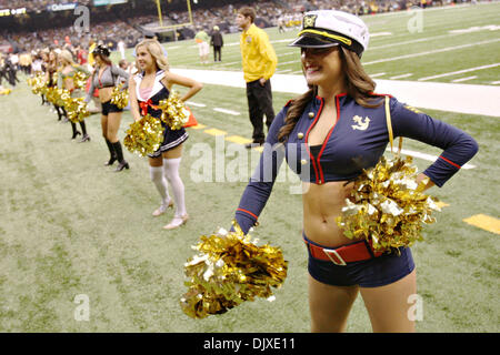Oct 31, 2010: New Orleans Saints Cheeleaders, il Saintsations, mostrano il loro spirito di Halloween con nuovi costumi nella seconda halfduring azione di gioco tra New Orleans Saints e Pittsburgh Steelers presso la Louisiana Superdome di New Orleans, in Louisiana. I Santi hanno vinto 20-10. (Credito Immagine: © Donald pagina/Southcreek globale/ZUMApress.com) Foto Stock