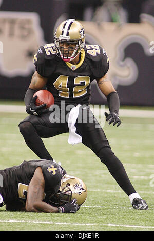Oct 31, 2010: New Orleans Saints di sicurezza più nitide di Darren (42) intercetta la sfera durante l'azione di gioco tra New Orleans Saints e Pittsburgh Steelers presso la Louisiana Superdome di New Orleans, in Louisiana. I Santi hanno vinto 20-10. (Credito Immagine: © Donald pagina/Southcreek globale/ZUMApress.com) Foto Stock