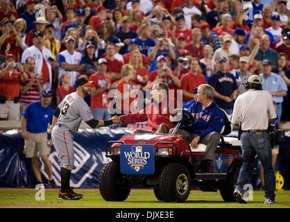 Ottobre 31, 2010 - Arlington, TX, Stati Uniti d'America - San Francisco Giants diritto fielder Nate Schierholtz (12) scuote le mani con l' ex Presidente George Bush pilotato da ex Presiden Bush Jr. prima della cerimonia di apertura del gioco quattro della serie mondiale tra i San Francisco Giants e i Texas Rangers presso il Rangers Ballpark in Arlington Ottobre 31, 2010 in Arlington, Texas. (Credi Foto Stock