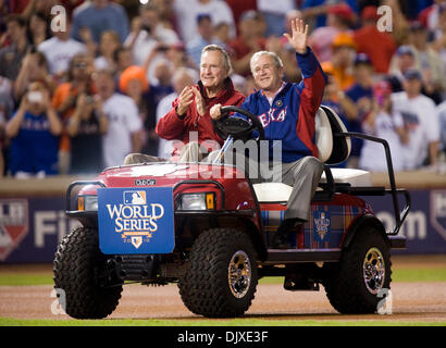 Ottobre 31, 2010 - Arlington, TX, Stati Uniti d'America - San Francisco Giants diritto fielder Nate Schierholtz (12) scuote le mani con l' ex Presidente George Bush pilotato da ex Presiden Bush Jr. prima della cerimonia di apertura del gioco quattro della serie mondiale tra i San Francisco Giants e i Texas Rangers presso il Rangers Ballpark in Arlington Ottobre 31, 2010 in Arlington, Texas. (Credi Foto Stock