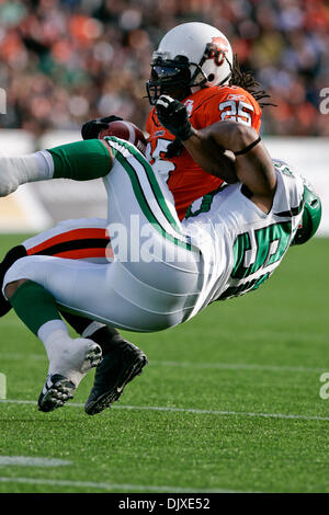 Ottobre 31, 2010 - Vancouver, British Columbia, Canada - Lions #25 RB Jamal Robertson viene affrontato mediante Roughriders #50 LB Jerrell Freeman durante il gioco di domenica presso Empire field BC Lions portano il gioco al tempo di emisaturazione 13 a 3 (credito Immagine: © James Healey Southcreek/Global/ZUMApress.com) Foto Stock