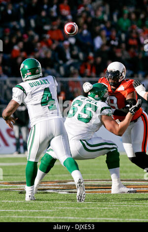 Ottobre 31, 2010 - Vancouver, British Columbia, Canada - Roughriders #4 QB Darian Durant passa la palla a centrocampo durante il gioco di domenica presso Empire field BC Lions portano il gioco al tempo di emisaturazione 13 a 3 (credito Immagine: © James Healey Southcreek/Global/ZUMApress.com) Foto Stock