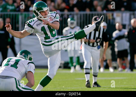 Ottobre 31, 2010 - Vancouver, British Columbia, Canada - Roughriders #16 K Warren Kean calci la palla durante la partita della domenica presso Empire field BC Lions portano il gioco al tempo di emisaturazione 13 a 3 (credito Immagine: © James Healey Southcreek/Global/ZUMApress.com) Foto Stock