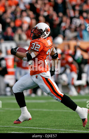 Ottobre 31, 2010 - Vancouver, British Columbia, Canada - Lions #32 RB Yonus Davis esegue il campo intero per un TD durante il gioco di domenica presso Empire field BC Lions portano il gioco al tempo di emisaturazione 13 a 3 (credito Immagine: © James Healey Southcreek/Global/ZUMApress.com) Foto Stock