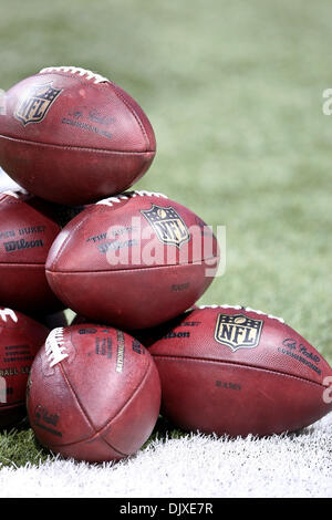 Ottobre 31, 2010 - Saint Louis, Missouri, Stati Uniti d'America - palloni da calcio sono impilati prima di iniziare una settimana 8 gioco tra il Saint Louis Rams e Carolina Panthers presso la Edward Jones Dome di Saint Louis, Missouri. I Rams ha sconfitto le pantere 20-10. (Credito Immagine: © Scott Kane/Southcreek globale/ZUMApress.com) Foto Stock