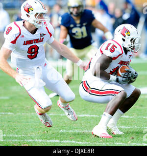 Ottobre 31, 2010 - Pittsburgh, Pennsylvania, Stati Uniti d'America - 30 Ottobre 2010: Louisville QB Adam Froman (#9) mani il calcio off a stella RB Bilal Powell (#15) in1a metà azione a Heinz Field di Pittsburgh Pennsylvania. Pittsburgh sconfigge Louisville 20-3. (Credito Immagine: © Paul Lindenfelser/Southcreek globale/ZUMApress.com) Foto Stock