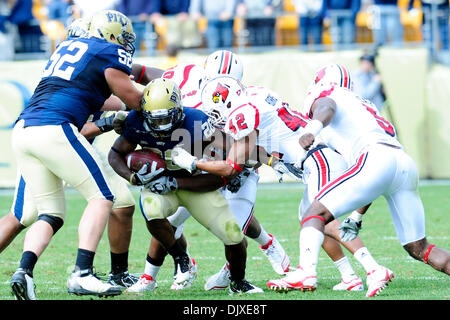 Ottobre 31, 2010 - Pittsburgh, Pennsylvania, Stati Uniti d'America - 30 Ottobre 2010: Pittsburgh Panther RB Dion Lewis (#28) rigidi per extra yardage contro un tenace difesa di Louisville in1a metà azione a Heinz Field di Pittsburgh Pennsylvania. Pittsburgh sconfigge Louisville 20-3. (Credito Immagine: © Paul Lindenfelser/Southcreek globale/ZUMApress.com) Foto Stock