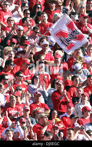 Nov. 2, 2010 - Lincoln, Nebraska, Stati Uniti d'America - Nebraska fans mostrano il loro sostegno per il Huskers. No. 14 Nebraska battito n. 7 Missouri 31-17 presso il Memorial Stadium di Lincoln, Nebraska. (Credito Immagine: © Michelle Vescovo/Southcreek globale/ZUMApress.com) Foto Stock