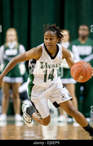 Nov. 3, 2010 - Cleveland, Ohio, Stati Uniti d'America - Cleveland State guard Shawnita Garland (14) con il basket durante la partita contro la roccia scivolosa all'Wolstein Center di Cleveland, Ohio. Cleveland stato sconfitto roccia scivolosa 64-27. (Credito Immagine: © Frank Jansky/Southcreek globale/ZUMApress.com) Foto Stock