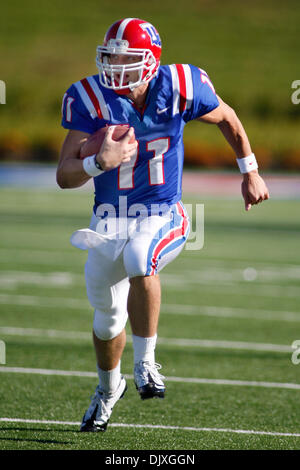 Ott 9, 2010: Louisiana Tech Bulldogs quarterback Ross Jenkins (11) precipita con la sfera durante l'azione di gioco tra il Raschino di Fresno membro Bulldogs e la Louisiana Tech Bulldogs a Joe Aillet Stadium di Ruston, Louisiana. Fresno stato vinto 40-34. (Credito Immagine: © Donald pagina/Southcreek globale/ZUMApress.com) Foto Stock