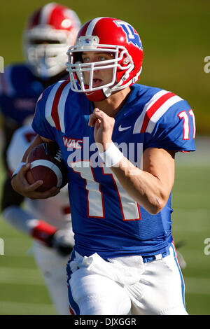 Ott 9, 2010: Louisiana Tech Bulldogs quarterback Ross Jenkins (11) precipita con la sfera durante l'azione di gioco tra il Raschino di Fresno membro Bulldogs e la Louisiana Tech Bulldogs a Joe Aillet Stadium di Ruston, Louisiana. Fresno stato vinto 40-34. (Credito Immagine: © Donald pagina/Southcreek globale/ZUMApress.com) Foto Stock