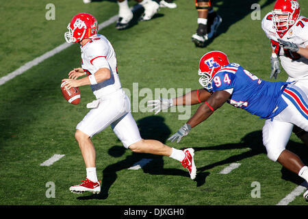 Ott 9, 2010: stato di Fresno quarterback Ryan Colburn (15) corre con la palla come Louisiana Tech Bulldogs tackle difensivo Ramone Randle (94) persegue durante l'azione di gioco tra il Raschino di Fresno membro Bulldogs e la Louisiana Tech Bulldogs a Joe Aillet Stadium di Ruston, Louisiana. Fresno stato vinto 40-34. (Credito Immagine: © Donald pagina/Southcreek globale/ZUMApress.com) Foto Stock