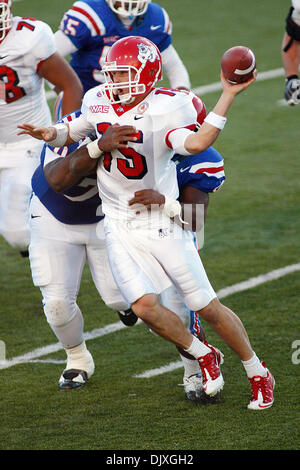 Ott 9, 2010: stato di Fresno quarterback Ryan Colburn (15) lancia la palla come egli viene colpito durante l'azione di gioco tra il Raschino di Fresno membro Bulldogs e la Louisiana Tech Bulldogs a Joe Aillet Stadium di Ruston, Louisiana. Fresno stato vinto 40-34. (Credito Immagine: © Donald pagina/Southcreek globale/ZUMApress.com) Foto Stock