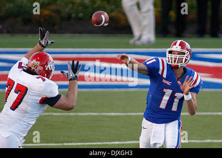 Ott 9, 2010: Louisiana Tech Bulldogs quarterback Ross Jenkins (11) lancia la palla durante l'azione di gioco tra il Raschino di Fresno membro Bulldogs e la Louisiana Tech Bulldogs a Joe Aillet Stadium di Ruston, Louisiana. Fresno stato vinto 40-34. (Credito Immagine: © Donald pagina/Southcreek globale/ZUMApress.com) Foto Stock