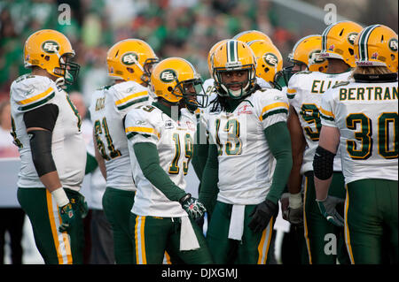 Nov. 6, 2010 - Regina, Saskatchewan, Canada - Edmonton Eskimos soddisfare a centro campo prima di azione durante la Saskatchewan RoughrIders vs Edmonton Eskimos gioco a mosaico Stadium di Regina. La Saskatchewan Roughriders sconfitto il Edmonton Eskimos da 31-23. (Credito Immagine: © Derek Mortensen/Southcreek globale/ZUMApress.com) Foto Stock