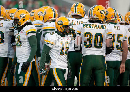 Nov. 6, 2010 - Regina, Saskatchewan, Canada - Edmonton Eskimos soddisfare a centro campo prima di azione durante la Saskatchewan RoughrIders vs Edmonton Eskimos gioco a mosaico Stadium di Regina. La Saskatchewan Roughriders sconfitto il Edmonton Eskimos da 31-23. (Credito Immagine: © Derek Mortensen/Southcreek globale/ZUMApress.com) Foto Stock