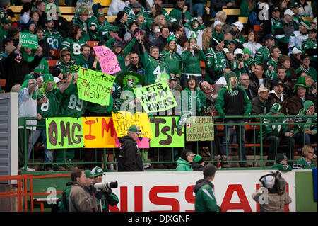 Nov. 6, 2010 - Regina, Saskatchewan, Canada - Ventilatori tenere segni in azione durante la Saskatchewan RoughrIders vs Edmonton Eskimos gioco a mosaico Stadium di Regina. La Saskatchewan Roughriders sconfitto il Edmonton Eskimos da 31-23. (Credito Immagine: © Derek Mortensen/Southcreek globale/ZUMApress.com) Foto Stock