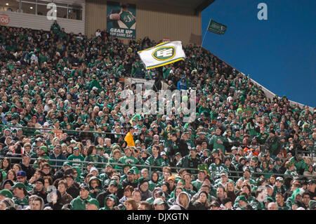 Nov. 6, 2010 - Regina, Saskatchewan, Canada - Edmonton Eskimos bandiera nel mare di verde durante la Saskatchewan RoughrIders vs Edmonton Eskimos gioco a mosaico Stadium di Regina. La Saskatchewan Roughriders sconfitto il Edmonton Eskimos da 31-23. (Credito Immagine: © Derek Mortensen/Southcreek globale/ZUMApress.com) Foto Stock